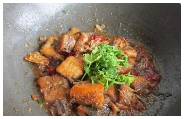 当“鱼块”遇上“酱汁”,鲜味可口特下饭,刚一上桌就抢没了