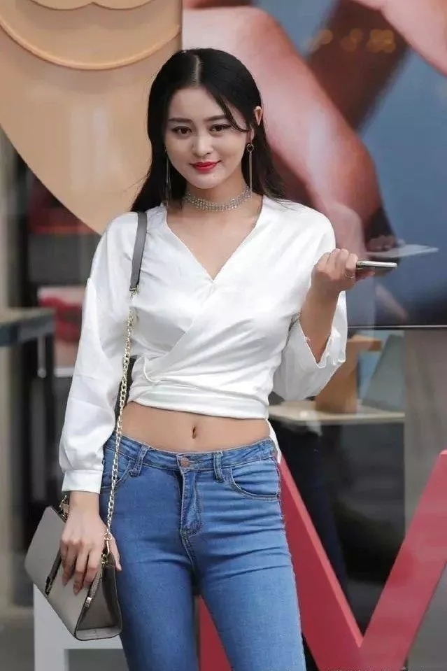 街拍：牛仔裤搭配十分显气质，时尚品味很不一般