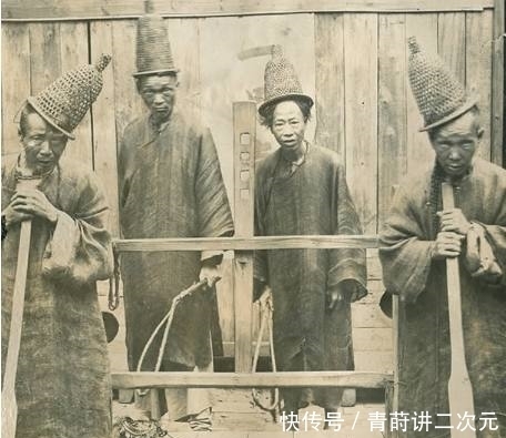 衙役|清朝罕见老照片：大臣跷二郎腿，第二张衙役的帽子让人吃惊！