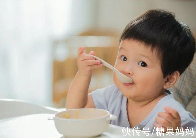 辅食书|1岁宝宝只爱喝奶拒绝吃辅食，姥姥找出原因，宝妈：我太难了