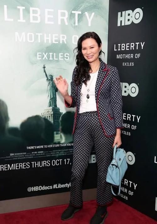 来俏|52岁邓文迪才是“老来俏”,穿紧身裙装烫卷发,满脸皱纹也好看