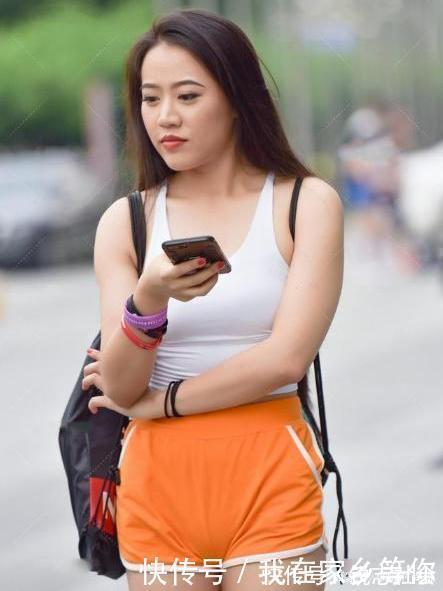 运动鞋 白吊带橙色运动短裤,时尚大方,充满活力