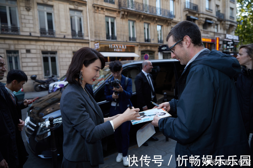 t恤|奔三奔四女性留什么样发型好看,明白几点发型知识就够,年轻貌美