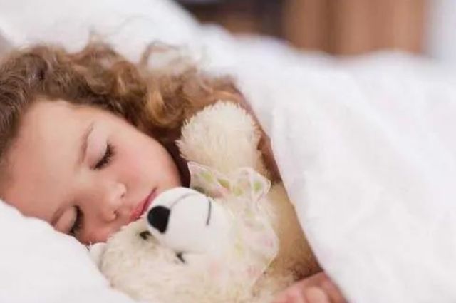 生长激素|研究表明：孩子这个时间睡觉，大脑或会更聪明，还能帮助长高