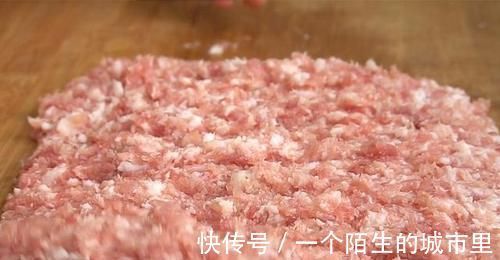 好吃|4个土豆1斤肉，教你最好吃的做法，酸甜开胃香而不腻，太好吃了