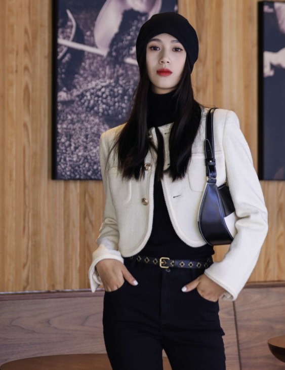 搭配|入冬之后可以穿,黑色高领毛衣搭配牛仔裤,穿出大长腿和小蛮好