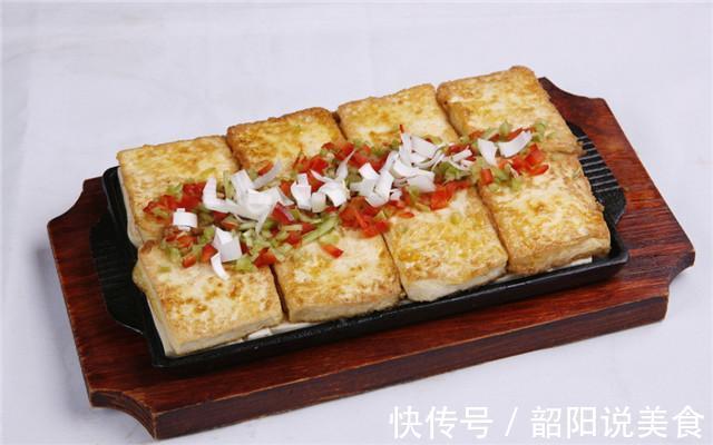 煎豆腐时,切记不可直接下油锅!多加这1步,豆腐不碎不粘锅