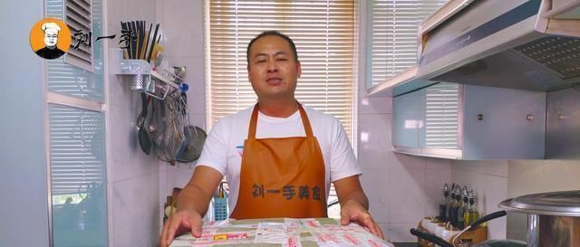 一家人|老刘花308买了一整只牛头,光卤制就花了一天,一家人吃着真过瘾