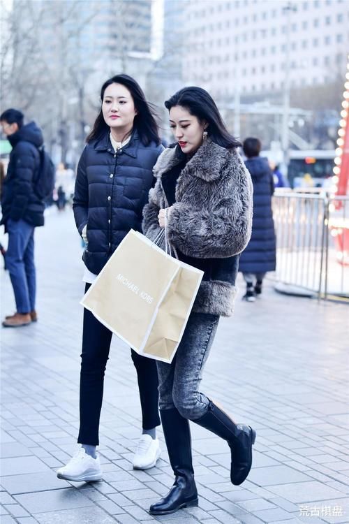 紧身牛仔裤,搭配长靴还是短靴?时尚姑娘有着自己的搭配技巧