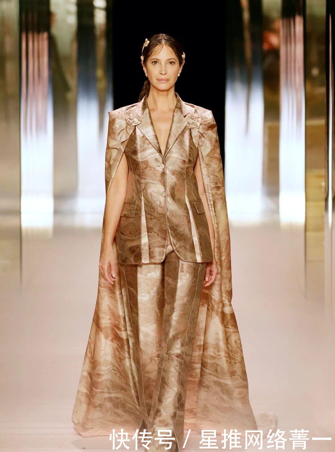 jones|黛米·摩尔走秀的FENDI2021高定秀，她们为艺术站台