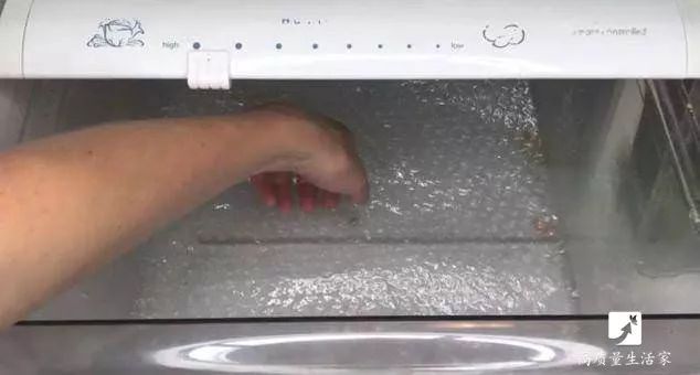 快递里的“气泡垫”别扔啦!放卫生间、厨房特实用,一年能省不少钱!