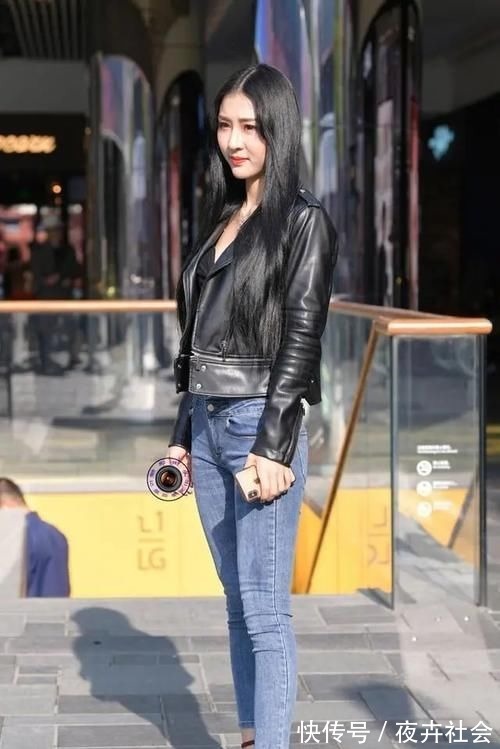 吊带 牛仔打底裤搭配时尚绿色上衣,打造整体风格,让人感觉很舒服