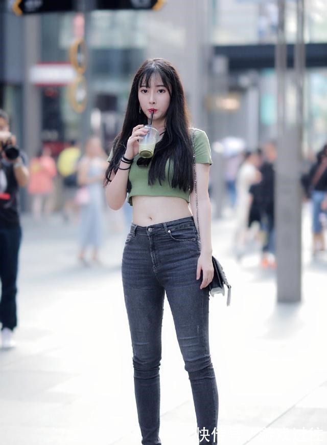 潮流穿搭 个性女孩的潮流穿搭,选择时尚修身的露脐装,彰显独特的个人魅力!