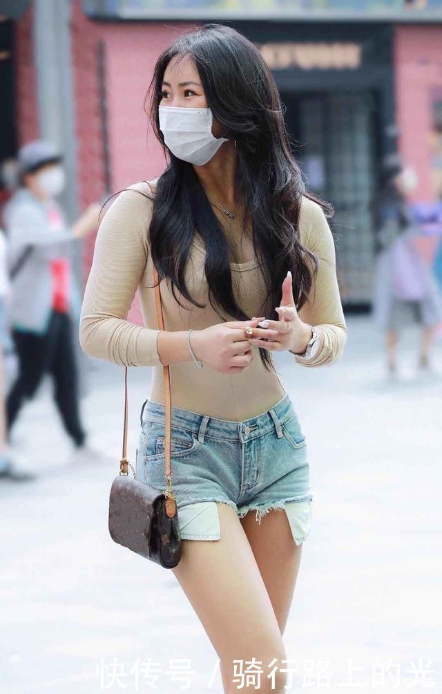 简洁|棕色纯棉质T恤,搭配时髦的牛仔短裤,简洁而又好看