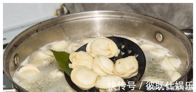 北方人|速冻饺子,用冷水煮好还是开水煮好学会这样做,饺子劲道不破皮!