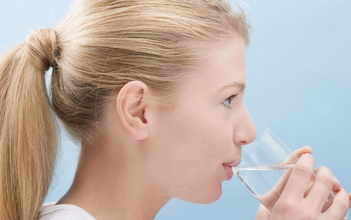 衰老|早起一杯水,你的脾肾就是如此喝衰老的,很多人还以为是养生