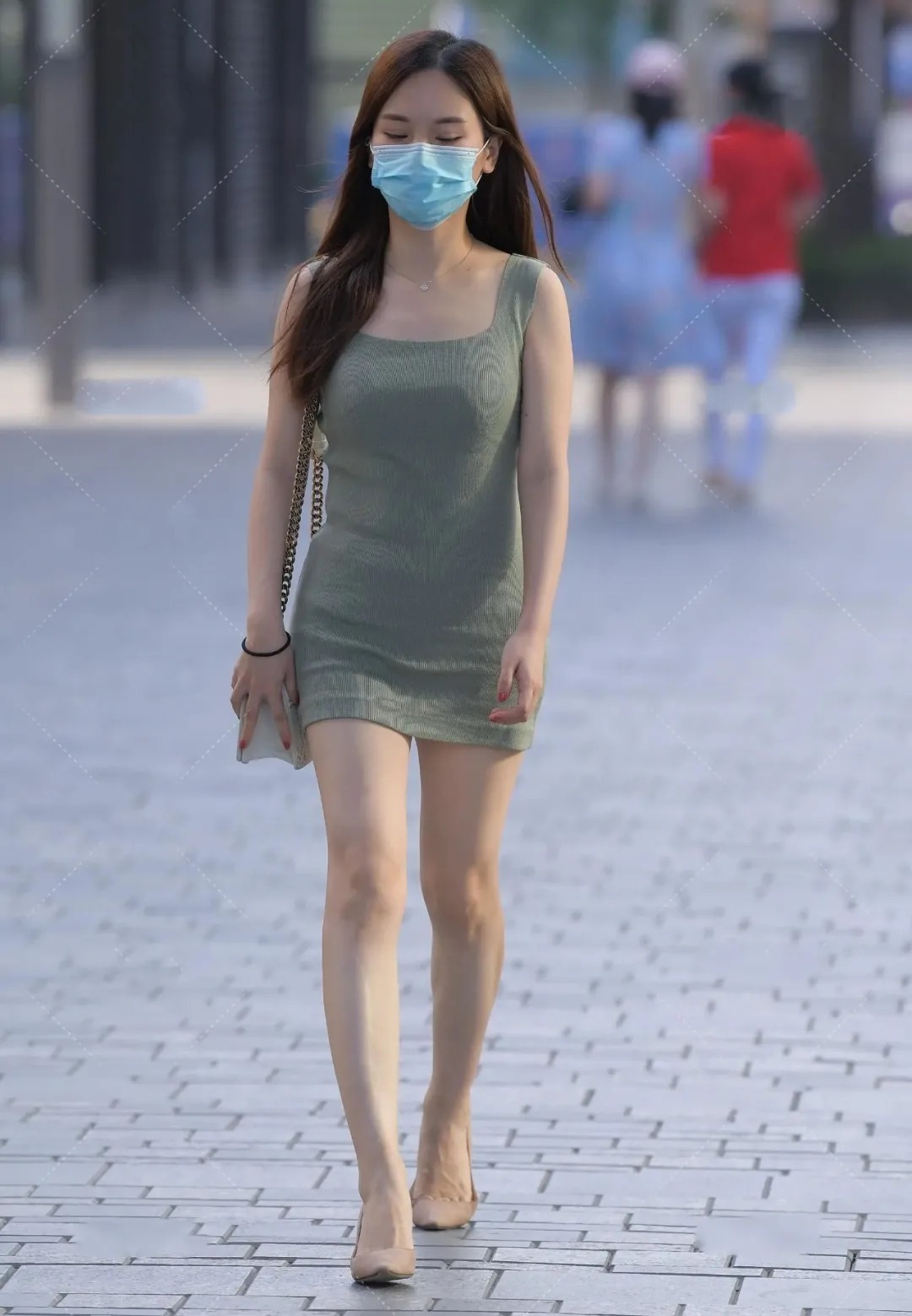 无袖连衣裙下是对自己身材和穿搭的自信,美好又高级