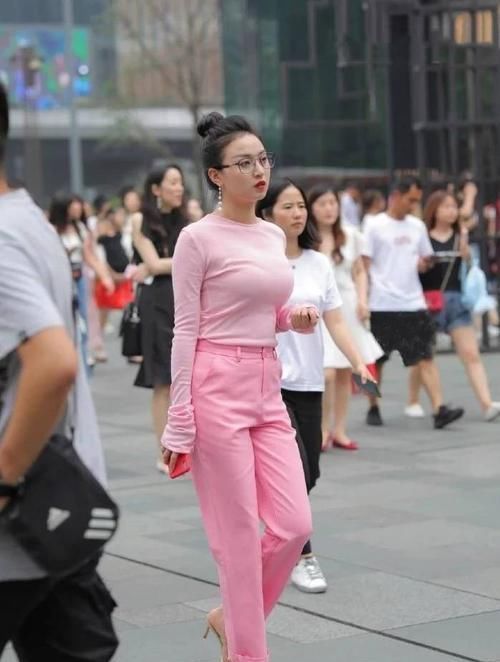 套装|小姐姐选择了一整套粉色的套装,有一颗少女心,很有气质