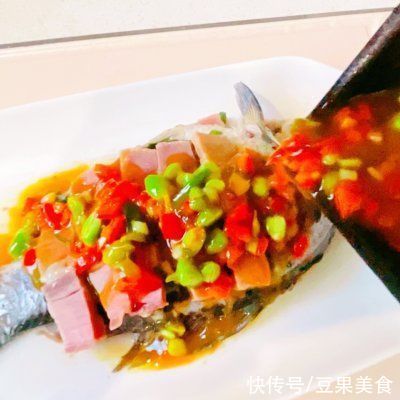 夏日|两块钱搞定一道家常美食#夏日开胃餐#清蒸鲫鱼鲜红汁