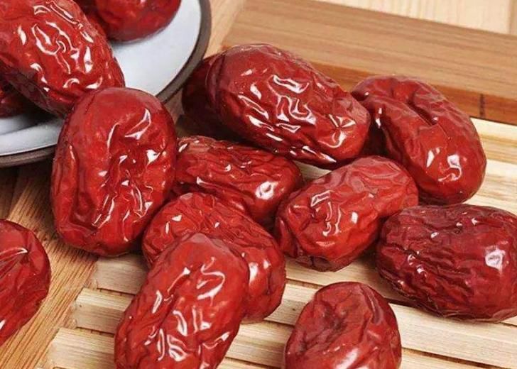 红枣与“四物”搭配,平时多吃点,淡化雀斑,健脾健胃,小腹平了
