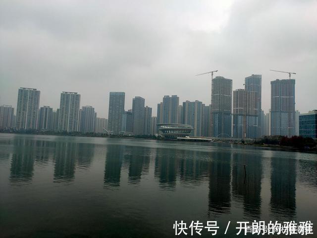 梅溪湖@《五绝·冬日游梅溪湖》逍遥碧水边,湖清树自闲