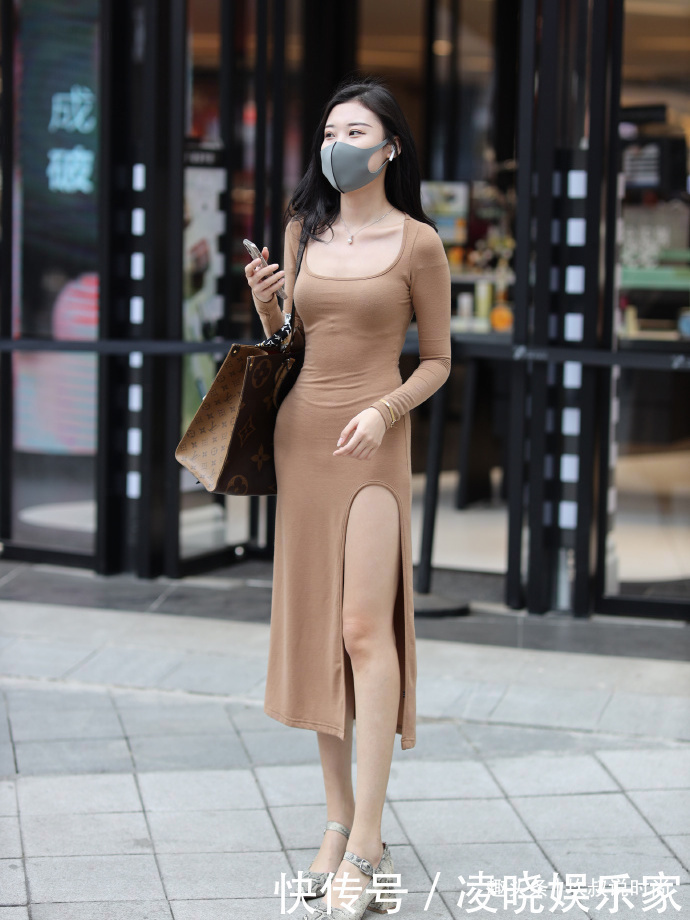 粗跟鞋 秋日气质穿搭,“大姐姐”的时尚开叉裙,一路“秀”大长腿!