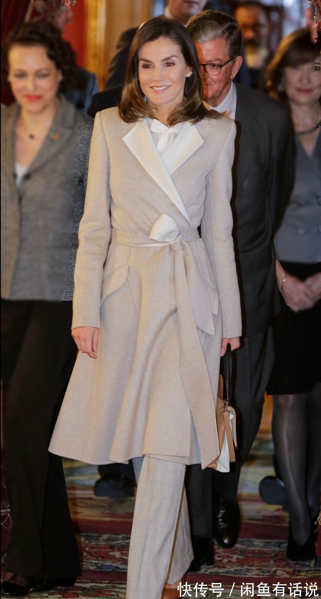 穿搭|大衣里配点什么好?看了西班牙王后的穿搭就知道,越基础越高级