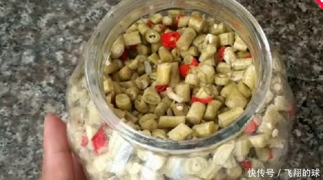 这是酸豆角最好吃的做法,三天又酸又脆,非常开胃下饭