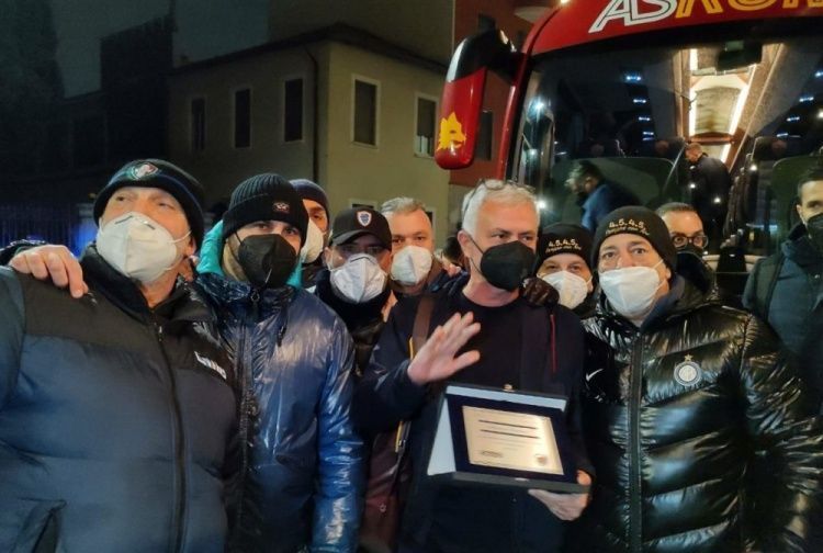 内拉组里真有人情味!国际米兰球迷赠穆帅纪念碑:你是我们的一员