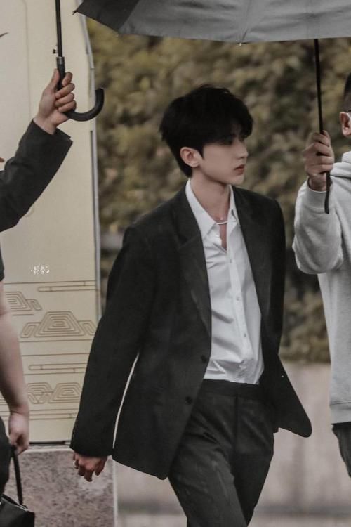 蔡徐坤黑西装亮相《奔跑吧》发布会 贵气十足的霸总坤帅气来袭！