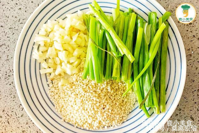 葱油酱汁|10分钟搞定懒人早餐面,葱香浓郁,面滑筋道,一盘轻松吃光