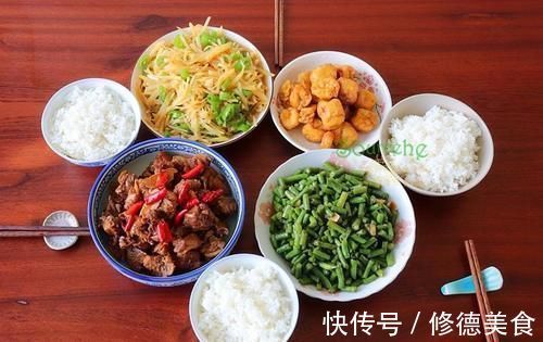 儿子收到录取通知书,晚餐四道家常菜,邻居怪不得你家孩子低调