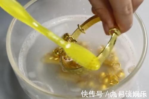 金店|不管金首饰多脏多黑用“水”泡一泡，立马金光闪闪，1克都不掉