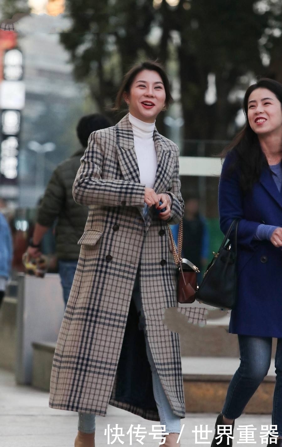 街拍:小姐姐休闲裤非常的光滑,给人一种十分高贵的感觉!