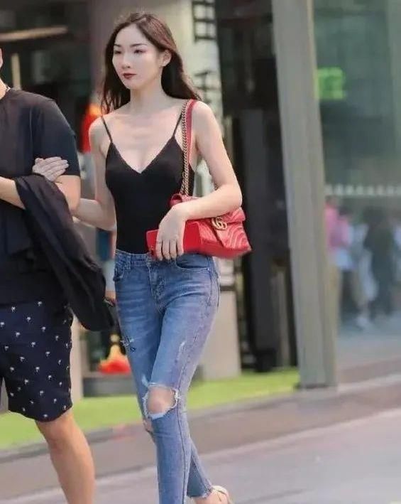 牛仔裤|街拍：牛仔裤展现出你骄傲的身材，修长的美腿得到完美诠释