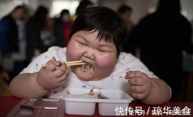 吃肉|5岁女娃不长个,医生痛斥家长无知害苦了娃,别再吃这些食物了