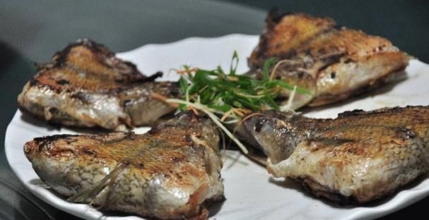 老外在中国餐馆点了“饼”,服务员却端来鱼，老外太好吃了