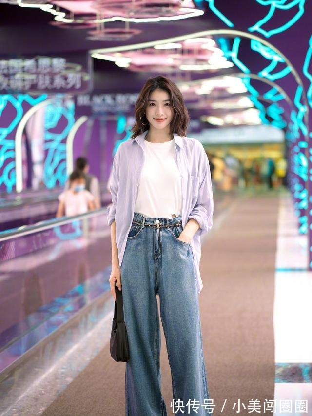 性感 牛仔裤上面不一定要配T恤,今年流行这样穿,高级时髦很吸睛