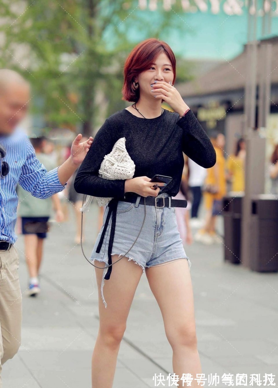 t恤 舒适得体的穿搭,吸睛的时尚迷人感,这位美女要是能娶回家就好了