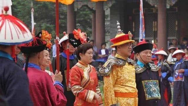  乾隆皇帝|大清灭亡一百多年后，乾隆七世孙恒绍大摆排场，穿着龙袍祭祖引起争议