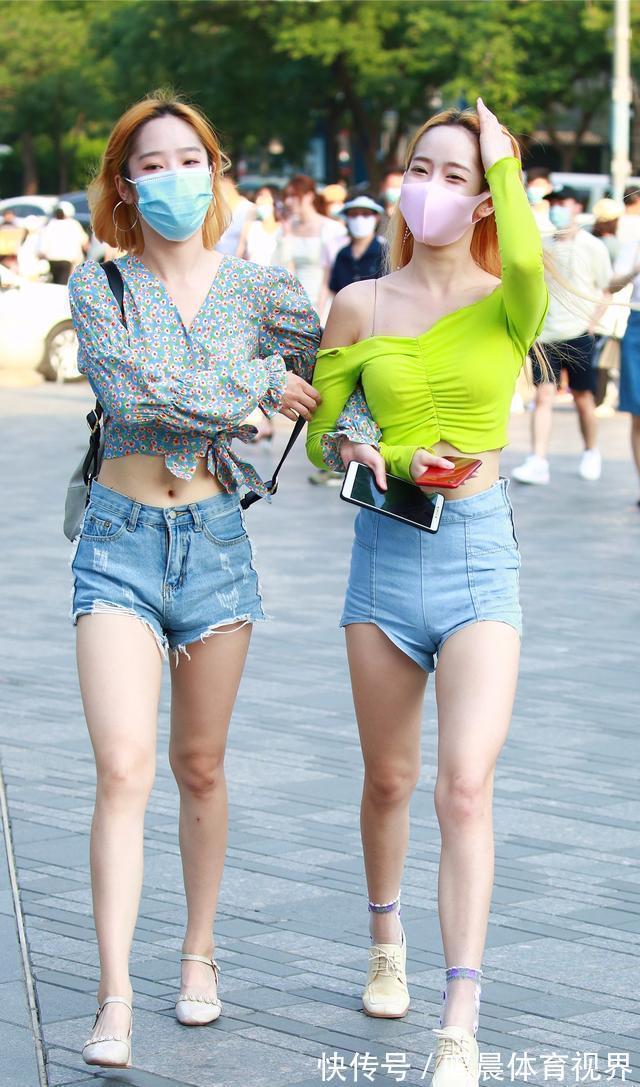 牛仔短裤|高腰裤,短裤加高跟鞋,如此搭配,简单大方的同时还带有青春气息
