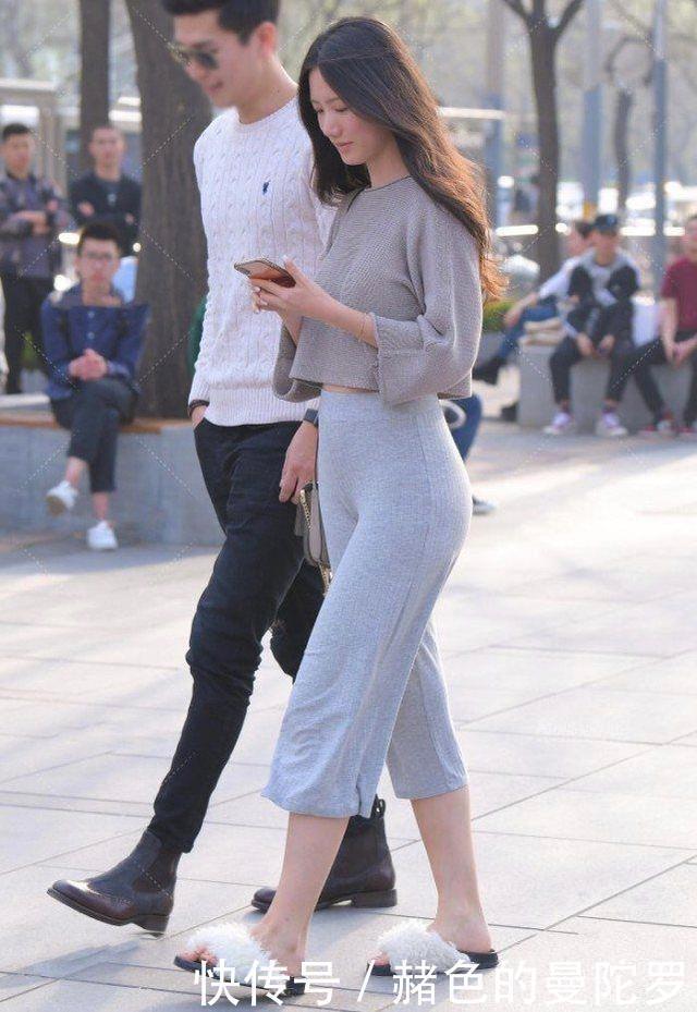 灰色宽松上衣搭配过膝裤，清爽时尚，活力满满