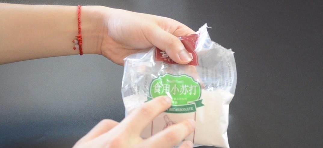 不管马桶多黄多脏, 只需倒一碗它进去, 马桶一冲立马变干净