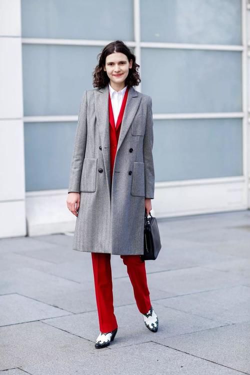 2021流行“西装＋大衣”的穿法，优雅干练又时髦，前提是选对款式
