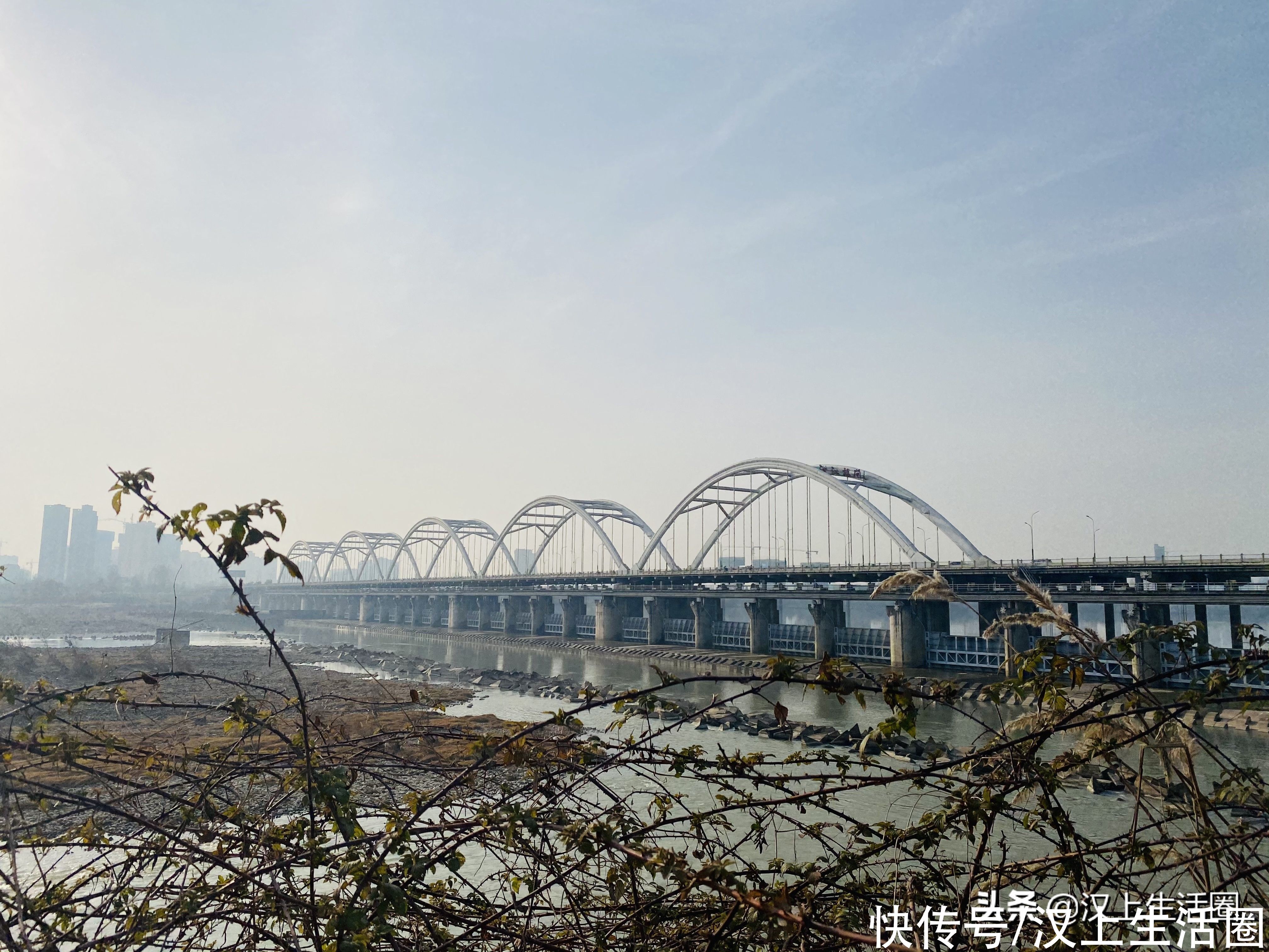 墨秋日曰：独卧溪边任水流，静坐青石意悠悠，风爱荒野