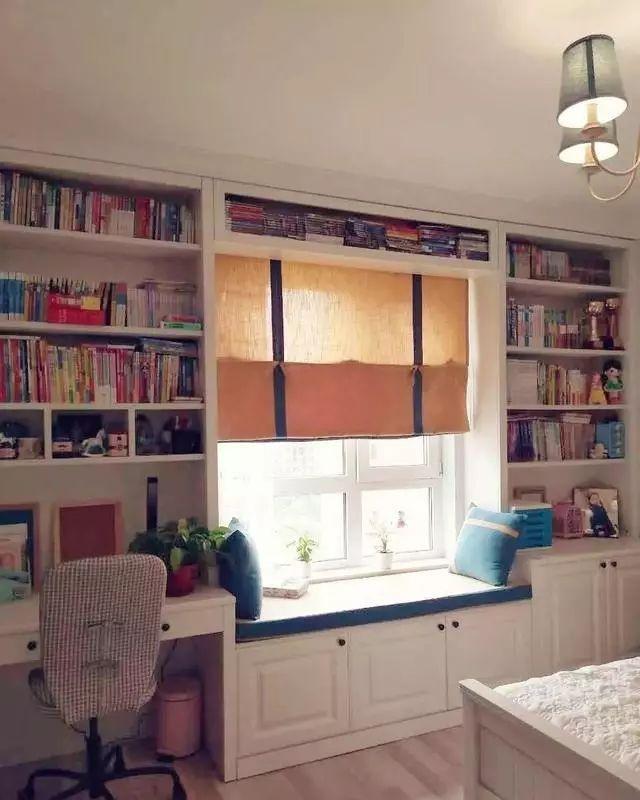 卧室|卧室飘窗别再浪费了,现在流行这样装,能顶上一个大衣柜