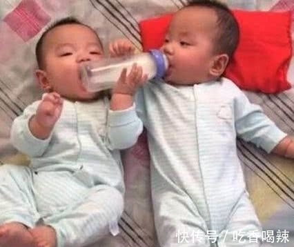 宝妈|宝妈在洗衣服,把双胞胎儿子放床上,回来后看到后很是欣慰