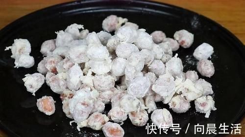 做法|花生米里打2个鸡蛋,教你个神奇做法,没想到这么好吃,上桌扫光