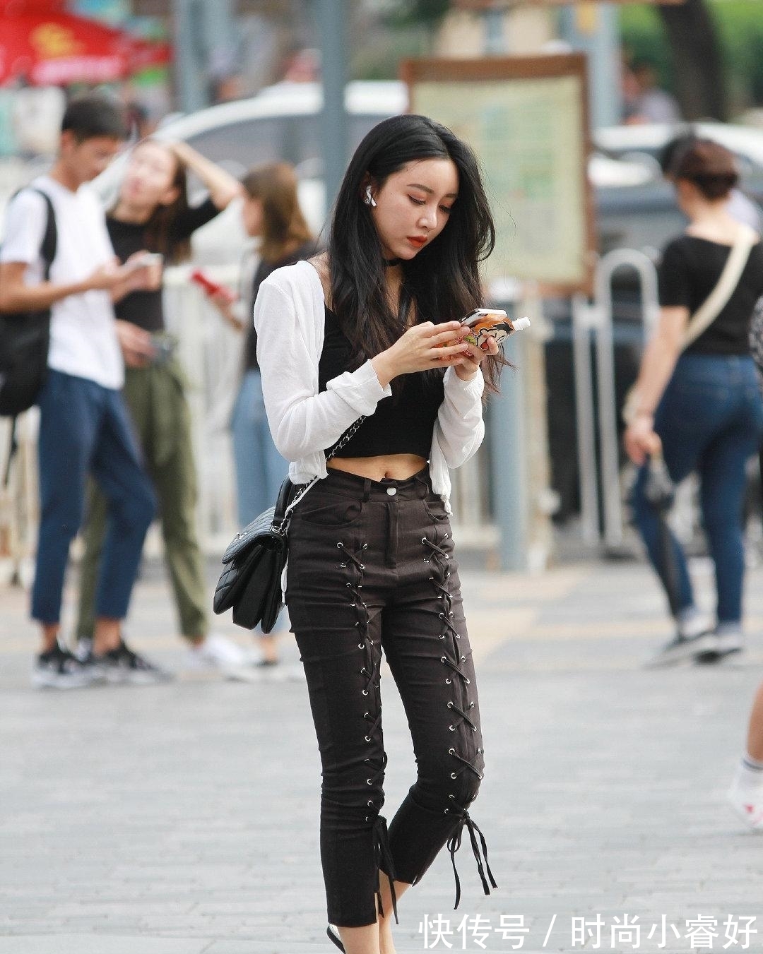 裙子 妹子嫌裙子不够精致,就“串上”一根鞋带,还能走得动吗