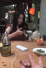 |搞笑GIF:成功把对面的妹子逗笑了 请问接下来我应该怎么做?